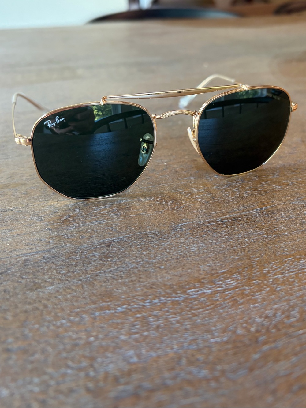 Ray-Ban Men/Women’s Gold Frame Sunglasses with Dark Green Lenses